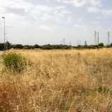 Sulla sinistra si apre invece un�area incolta, quella che fino agli anni 90, ricoperta di breciolina, era il teatro di infuocate partite di pallone 11 contro 11. Siamo infatti davanti all�ex �Campo Gescal�, uno dei vecchi terreni di gioco che caratterizzavano i quartieri periferici di Bari